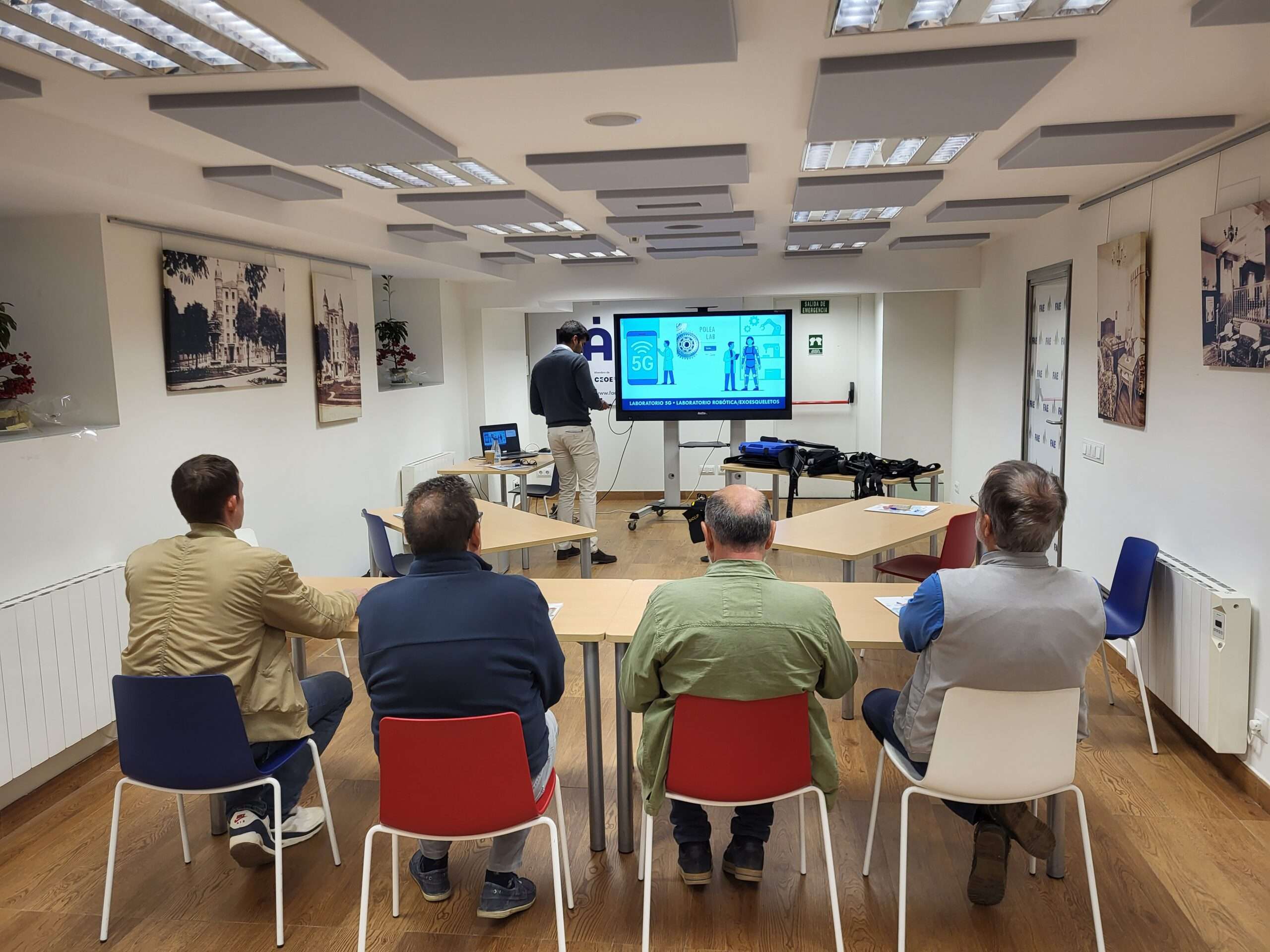 Polea Lab organizó junto a FAE Burgos una sesión de demostración tecnológica de exoesqueletos industriales